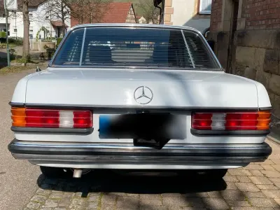 Usata Mercedes E230 136 CV (100 kW) 1982 Bianco Berlina
