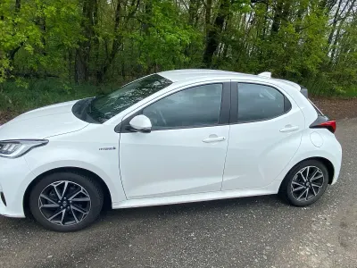 Używany Toyota Yaris Hybrid 92 KM (67 kW) 2021 Biały Hatchback