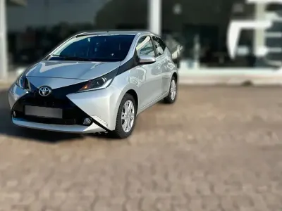 Gebraucht Toyota Aygo X-play 69 PS (50 kW) 2015 Silber metallic Kleinwagen