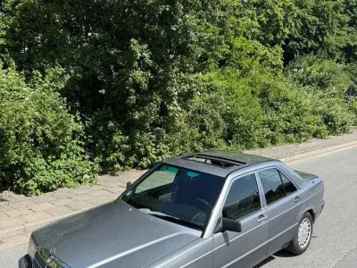 Używany Mercedes 190 102 KM (75 kW) 1989 Szary Sedan/Limuzyna