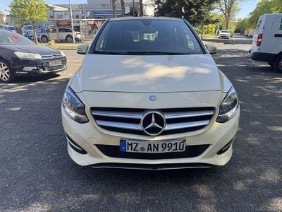 Gebraucht Mercedes B180 109 PS (80 kW) 2018 Hellelfenbein  unilack Van / Kleinbus