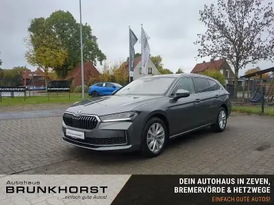 Neu Skoda Superb Selection 150 PS (110 kW) 2025 Grau Kombi