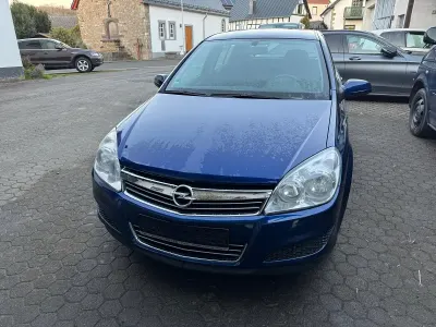 Używany Opel Astra 105 KM (77 kW) 2007 Niebieski Sedan/Limuzyna