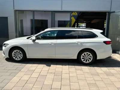 Gebraucht Skoda Superb 150 PS (110 kW) 2025 Pure white Kombi