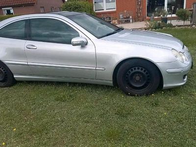 Second-hand Mercedes 220 150 CP (110 kW) 2004 Argintiu Coupe