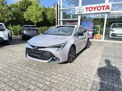 Neu Toyota Corolla 140 PS (102 kW) 2025 Cosmicsilber metallic Kombi