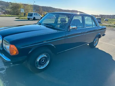 Używany Mercedes E230 132 KM (97 kW) 1982 Niebieski Sedan/Limuzyna