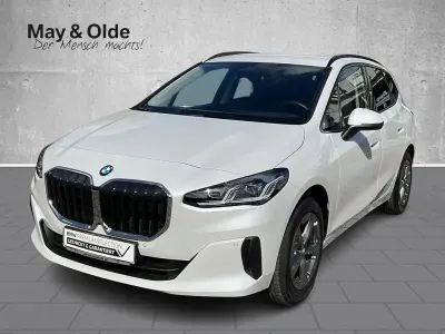 Gebraucht BMW 220 Active Tourer Sport Line 170 PS (125 kW) 2025 Mineralweiss metallic Van / Kleinbus