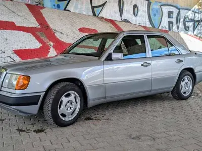 Brugt Mercedes E220 150 HK (110 kW) 1992 Sølv Sedan