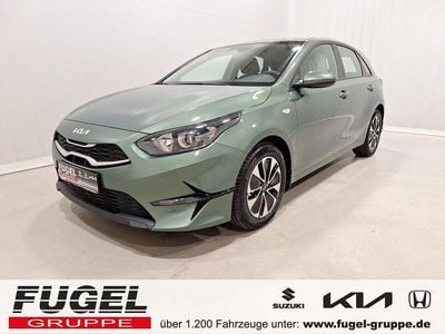 Neu Kia Ceed Play 101 PS (74 kW) 2025 Experience green Kleinwagen