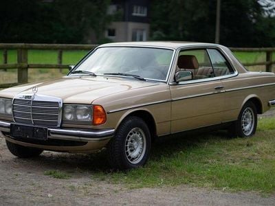 Gebraucht Mercedes 230 136 PS (100 kW) 1981 Gold Coupé