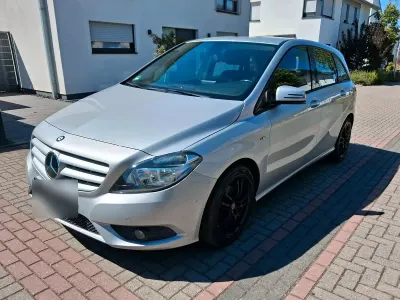 Gebraucht Mercedes B180 122 PS (89 kW) 2011 Silber Kleinwagen