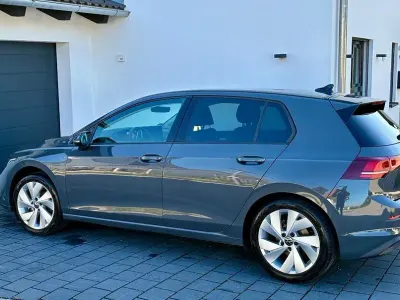 Gebraucht VW Golf VIII Life 116 PS (85 kW) 2024 Grau Limousine