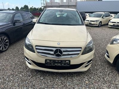 Beige Gebraucht 2016 Mercedes B200 Van / Kleinbus | 3.999 €
