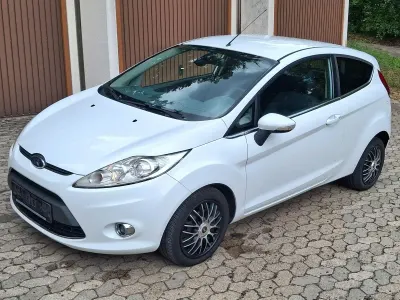 Gebraucht Ford Fiesta Titanium 82 PS (60 kW) 2010 Silber Limousine