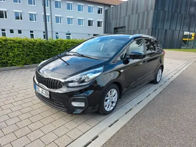Używany Kia Carens 165 KM (121 kW) 2018 Czarny Minivan