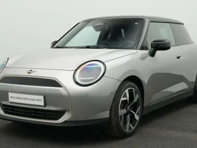 Usata Mini Cooper Favoured 135 kW (184 CV) 2024 Grigio Utilitaria