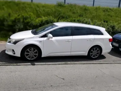 Gebraucht Toyota Avensis 126 PS (92 kW) 2012 Weiß Kombi