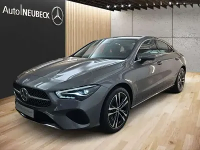 Gebraucht Mercedes CLA200 Business 163 PS (119 kW) 2024 Lack mountaingrau Coupé