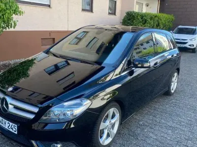Gebraucht Mercedes B180 109 PS (80 kW) 2012 Schwarz Kleinwagen