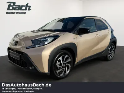 Gebraucht Toyota Aygo X Pulse 72 PS (52 kW) 2023 Ginger beige metallic/ night sky black SUV