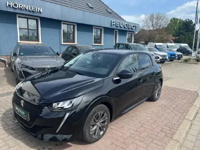 Gebraucht Peugeot 208 Allure 100 kW (136 PS) 2023 Perla nera schwarz Kleinwagen