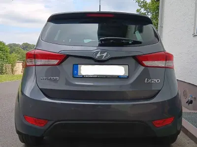 Gebraucht Hyundai i20 Space Plus 125 PS (91 kW) 2018 Grau Van / Kleinbus