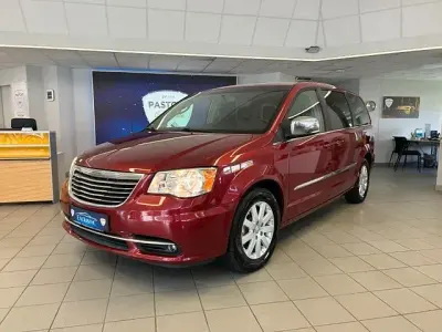 Używany Chrysler Voyager 287 KM (211 kW) 2015 Czerwony Minivan