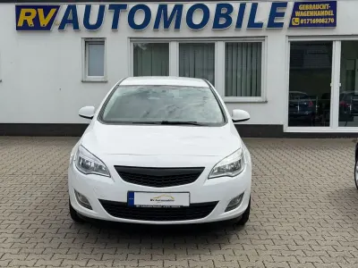 Gebraucht Opel Astra Design Edition 140 PS (102 kW) 2012 Weiß Limousine
