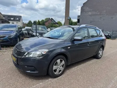 Używany Kia Ceed 90 KM (66 kW) 2010 Szary Hatchback