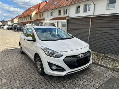 Gebraucht Hyundai i30 Classic 99 PS (72 kW) 2015 Weiß Limousine