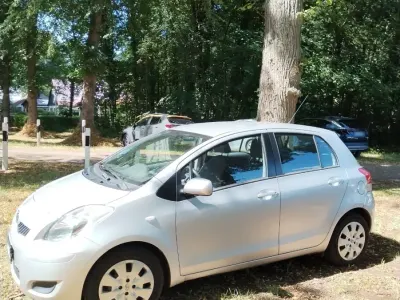 Gebraucht Toyota Yaris 100 PS (73 kW) 2009 Silber Kleinwagen