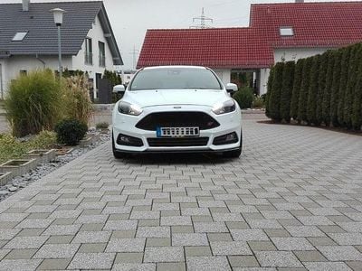 Gebraucht Ford Focus ST 250 PS (183 kW) 2018 Weiß Limousine