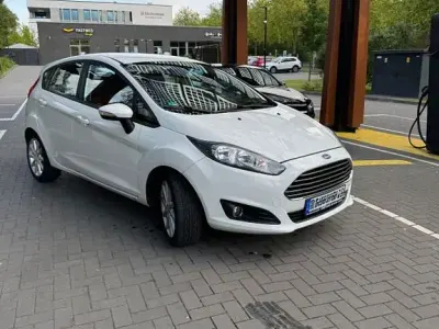 Gebraucht Ford Fiesta SE 121 PS (88 kW) 2013 Weiß Limousine