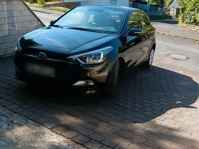 Gebraucht Hyundai i20 84 PS (61 kW) 2015 Schwarz Kleinwagen