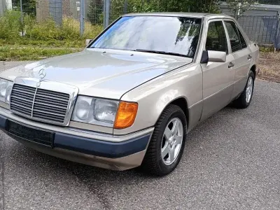 Gebraucht Mercedes E230 132 PS (97 kW) 1991 Gold Limousine