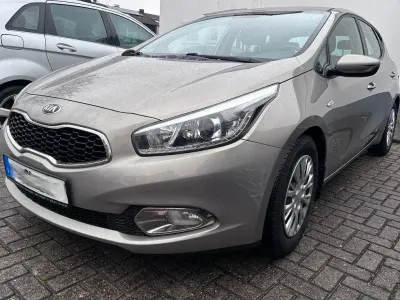 Gebraucht Kia Ceed Spirit 99 PS (72 kW) 2013 Grau Kleinwagen