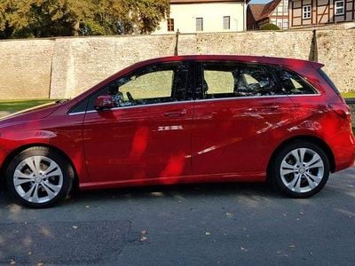 Rot Gebraucht 2015 Mercedes B180 Urban Van / Kleinbus | 9.900 € (Fairer Preis)