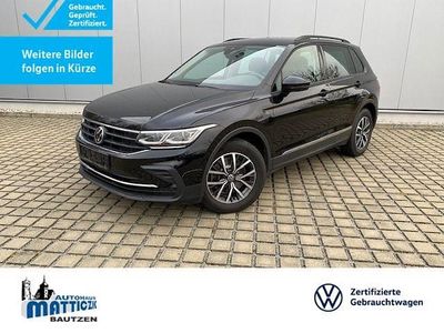 Deep black perleffekt (metallic) Gebraucht 2021 VW Tiguan Life SUV | 29.639 € (Fairer Preis)