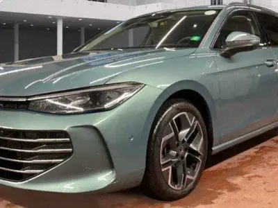 Gebraucht VW Passat Elegance 150 PS (110 kW) 2024 Grün Kombi