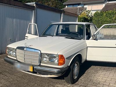 Gebraucht Mercedes 200 109 PS (80 kW) 1981 Weiß Limousine