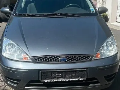 Usado Ford Focus 101 CV (74 kW) 2004 Gris Berlina