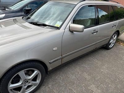 Mercedes E200