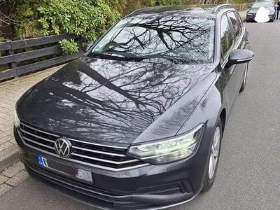 Gebraucht VW Passat Basis 150 PS (110 kW) 2022 Grau Kombi