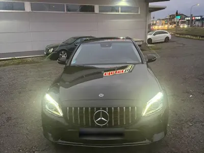 Gebraucht Mercedes C180 156 PS (114 kW) 2018 Schwarz Limousine