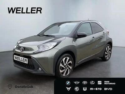Gebraucht Toyota Aygo 72 PS (52 kW) 2023 Cardamon green / night sky black (schwarz) Kleinwagen