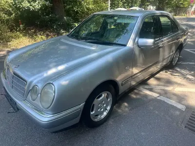 Gebraucht Mercedes E230 150 PS (110 kW) 1995 Silber Limousine