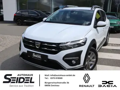 Używany Dacia Sandero Comfort 101 KM (74 kW) 2022 Biały Sedan/Limuzyna