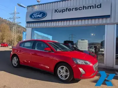 Używany Ford Focus Cool & Connect 125 KM (91 kW) 2022 Czerwony Sedan/Limuzyna