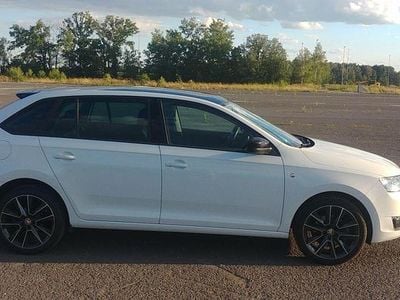 Weiß Gebraucht 2015 Skoda Rapid Kleinwagen | 10.900 €